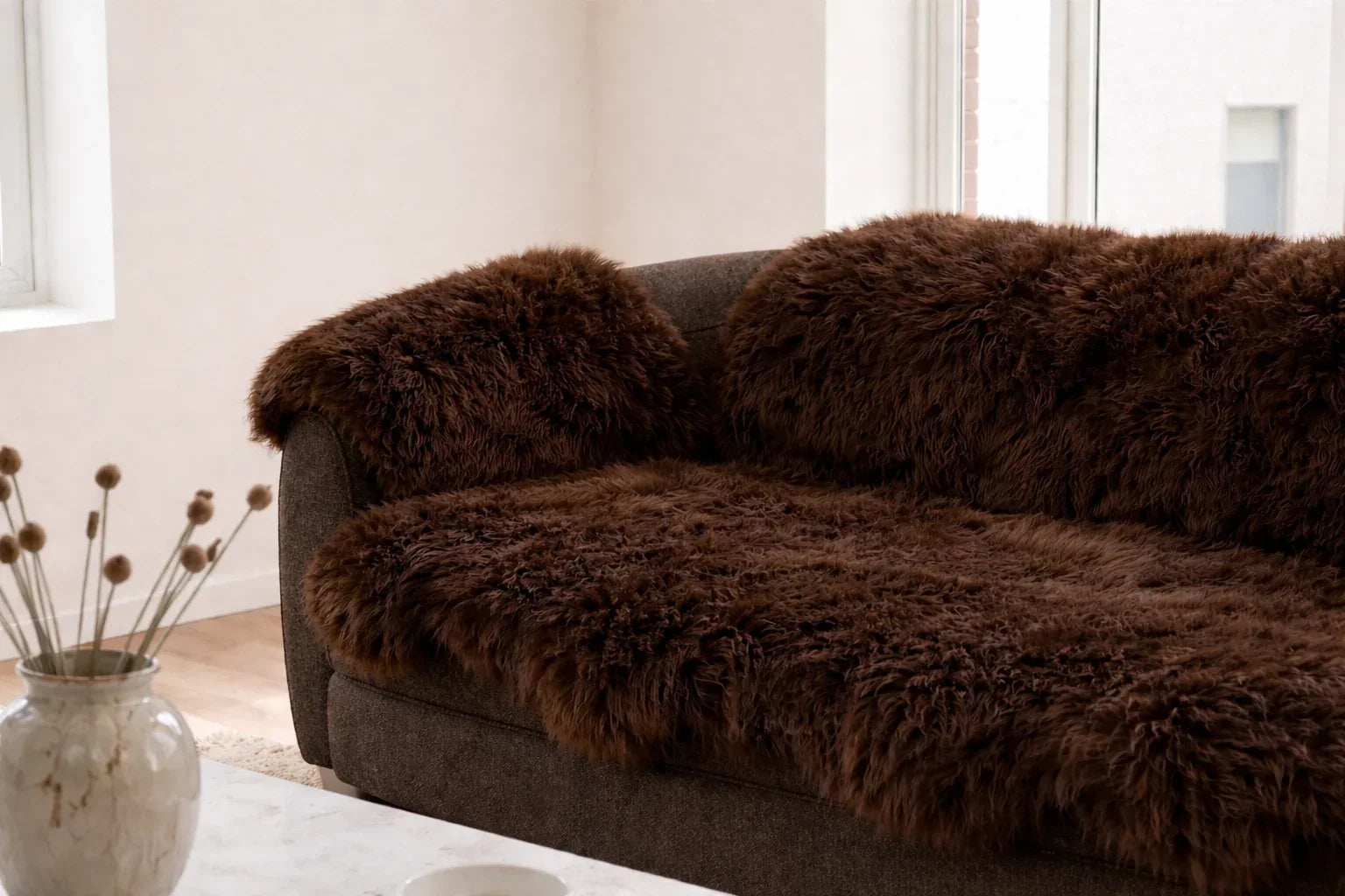 MellowConceptStore Housse de canapé en peau de mouton brune véritable pour chiens — Protecteur naturel de canapé (Sans plastique) — Paniers et caisses — photo 4